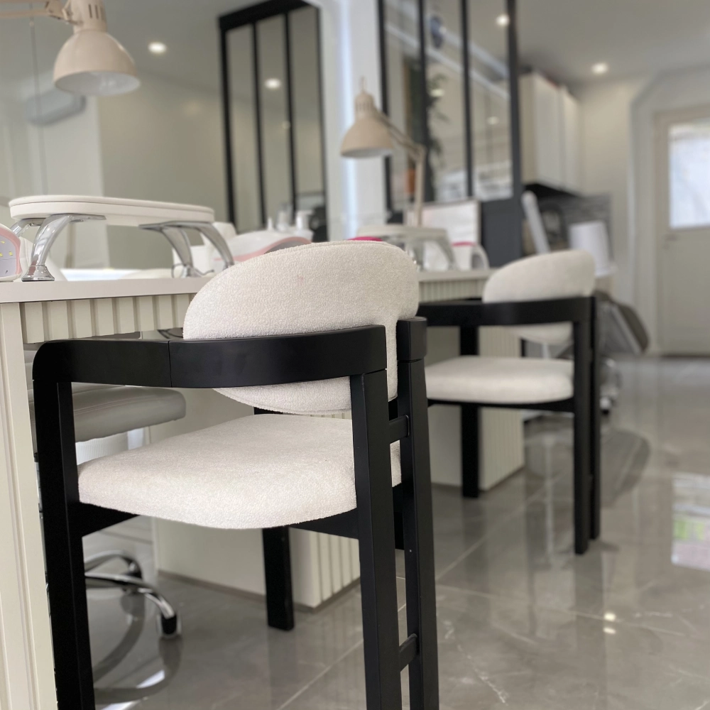Chaises modernes dans un salon de beauté